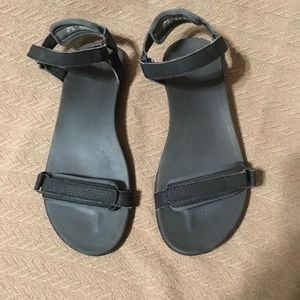 Olukai Women’s size 8 Luana Black Sandals